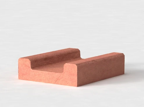 Czerwona kształtka wieńcowa w kształcie U na białym tle