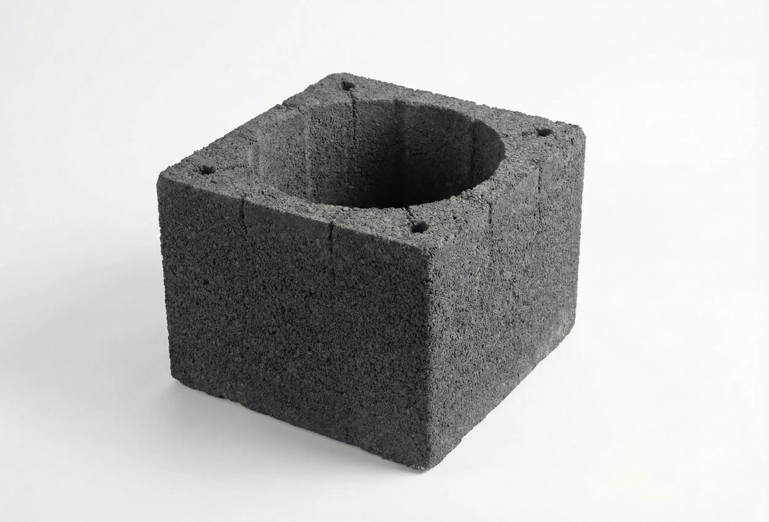 Jednokomorowy bloczek betonowy na białym tle